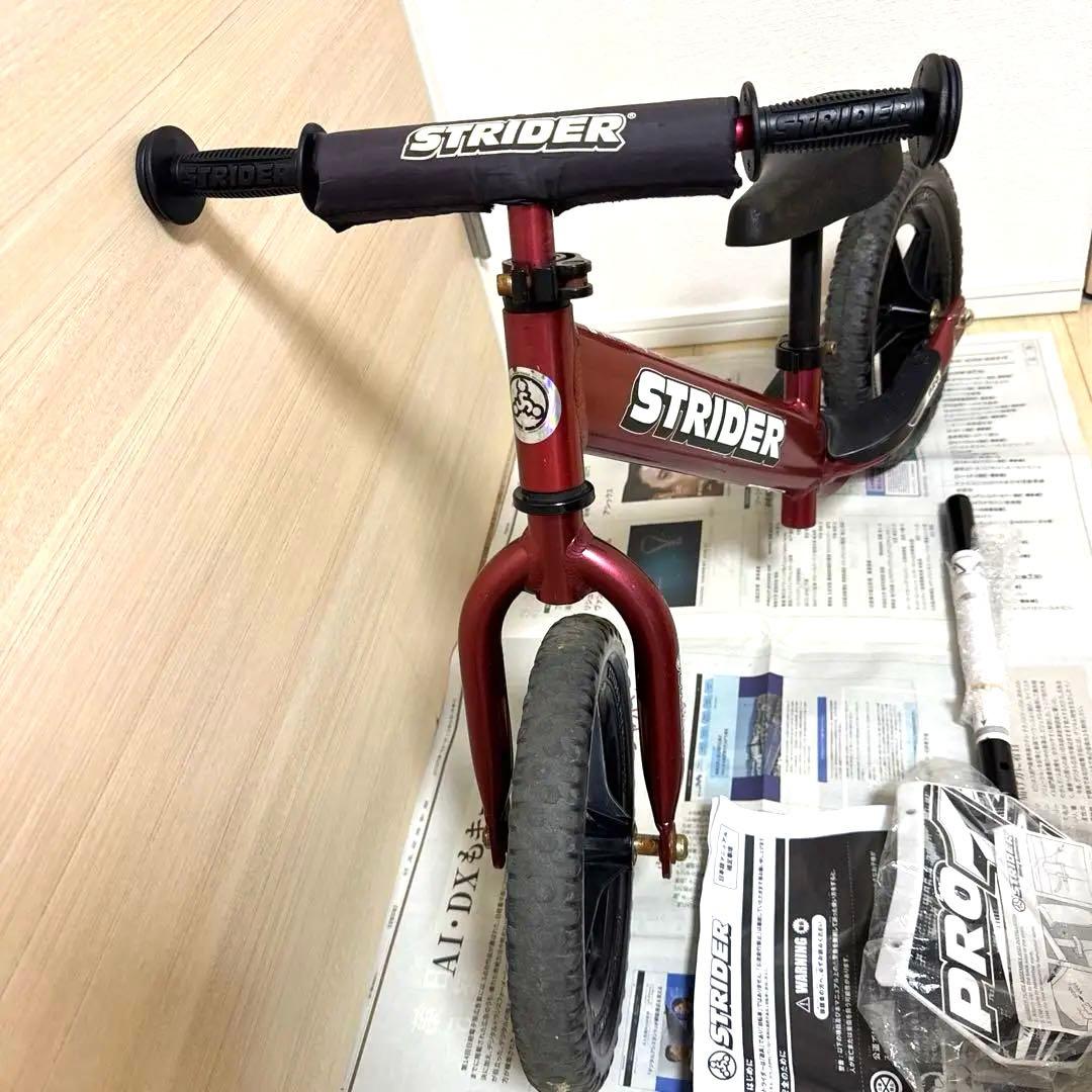 め*ん様 ストライダープロ　メタリックマルーン　赤 12インチ バランスバイク