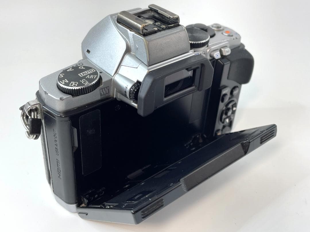 OLYMPUS OM-D E-M5 ミラーレスカメラ　シルバーボディ　#3A01