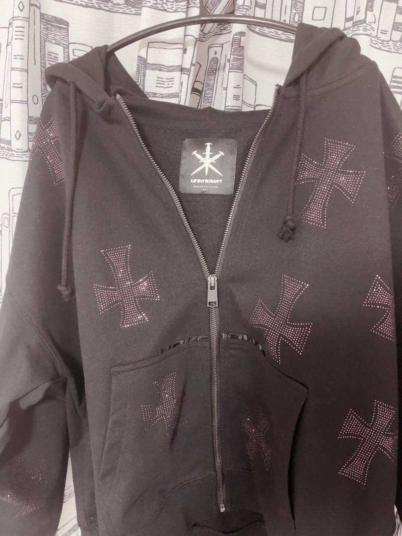 UNKNOWN LONDON クロスラインストーンジ ップアップパーカーパープル