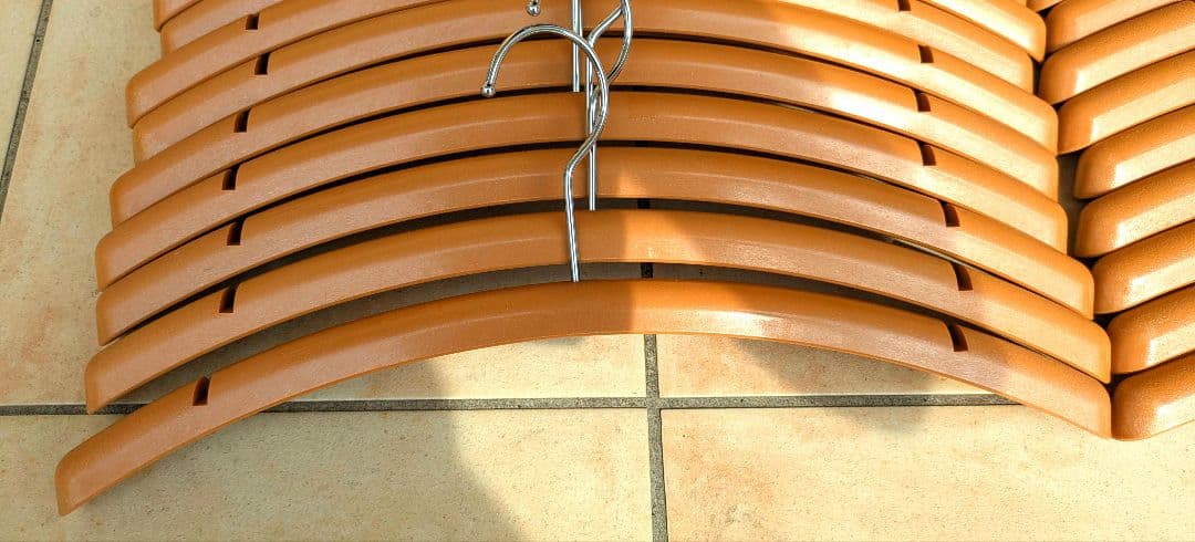 プラスチックハンガーまとめ売り　81本　ナチュラル　丸棒