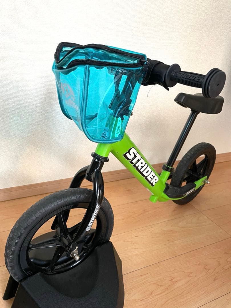美品！STRIDERストライダー バランスバイク 緑 前カゴ付き　固定台付き