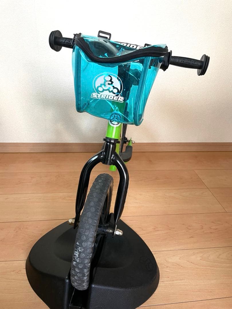 美品！STRIDERストライダー バランスバイク 緑 前カゴ付き　固定台付き
