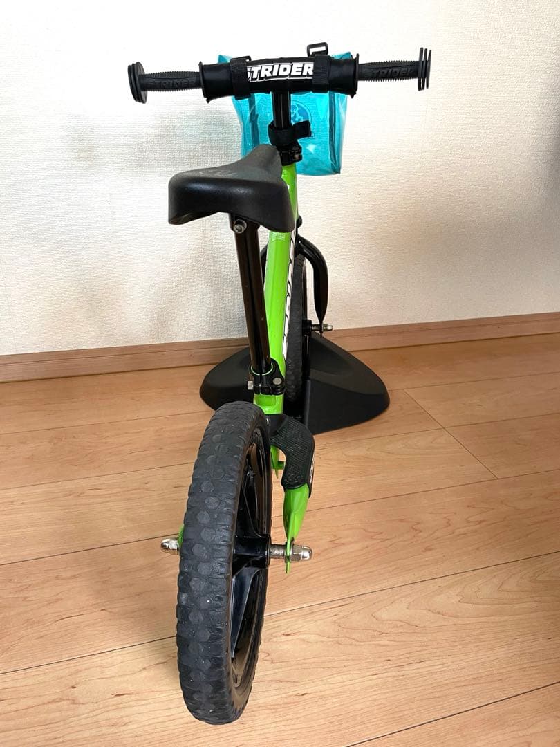 美品！STRIDERストライダー バランスバイク 緑 前カゴ付き　固定台付き