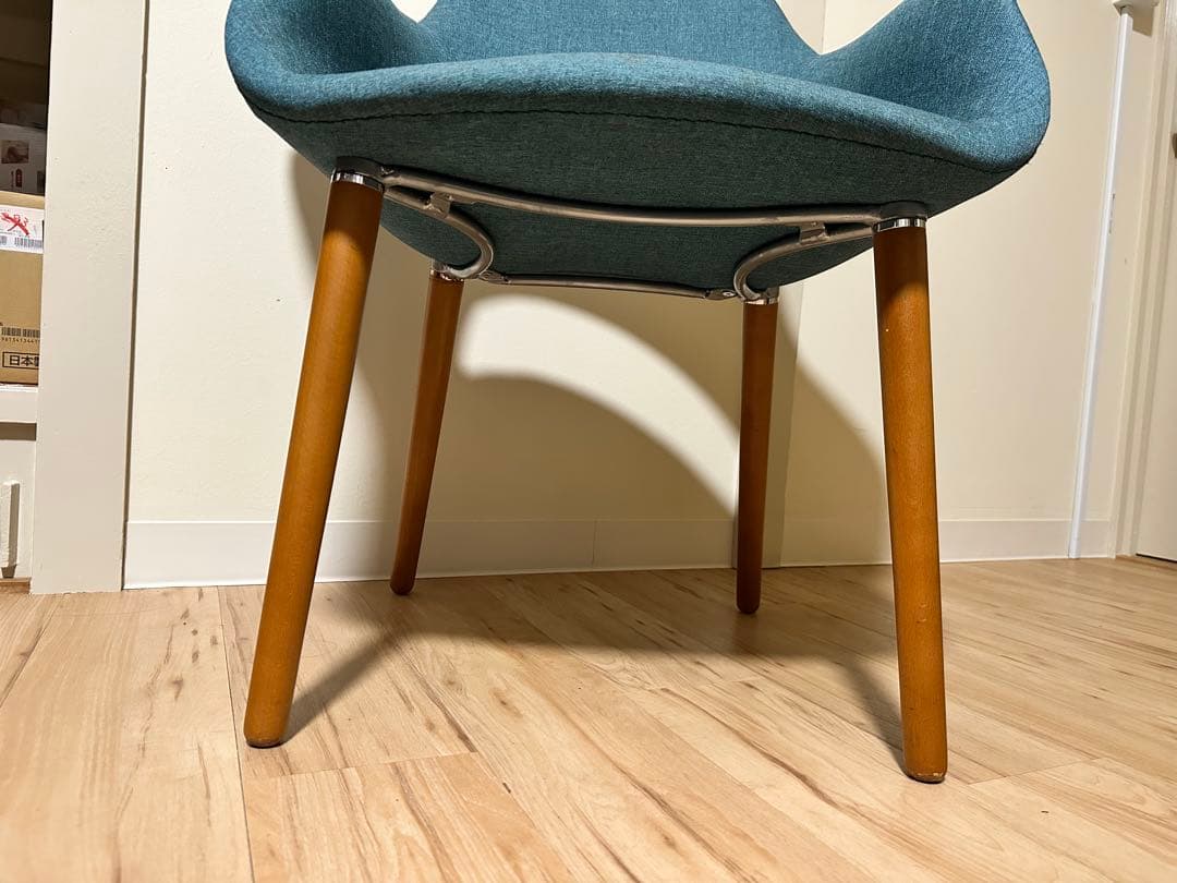 きゃのん 青いアームチェア 布地 木製脚