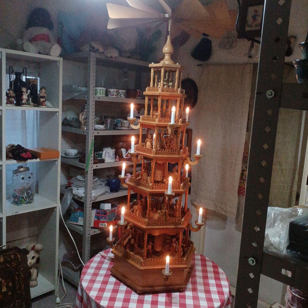 ザイフエン村木製クリスマスピラミッド 高さ130cm幅60cm。