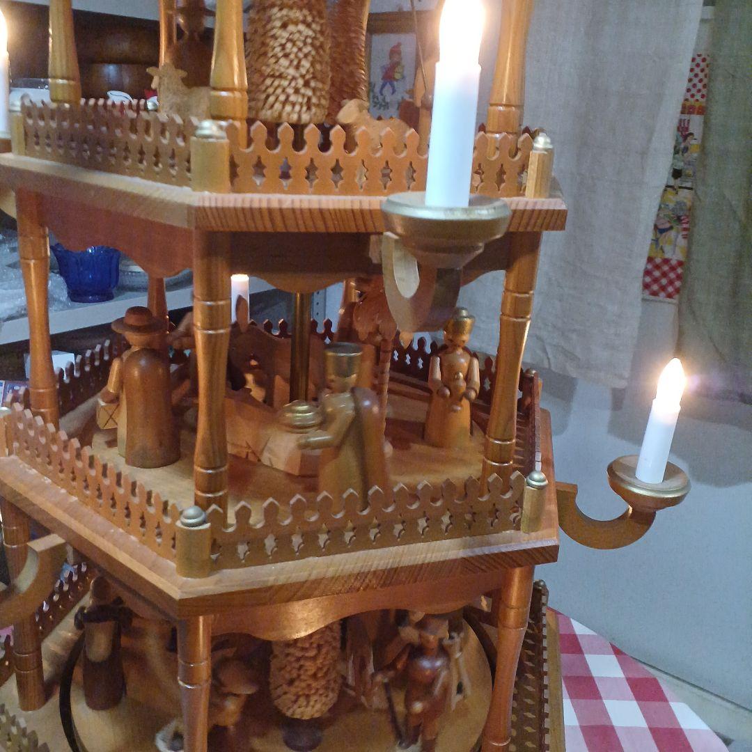 ザイフエン村木製クリスマスピラミッド 高さ130cm幅60cm。