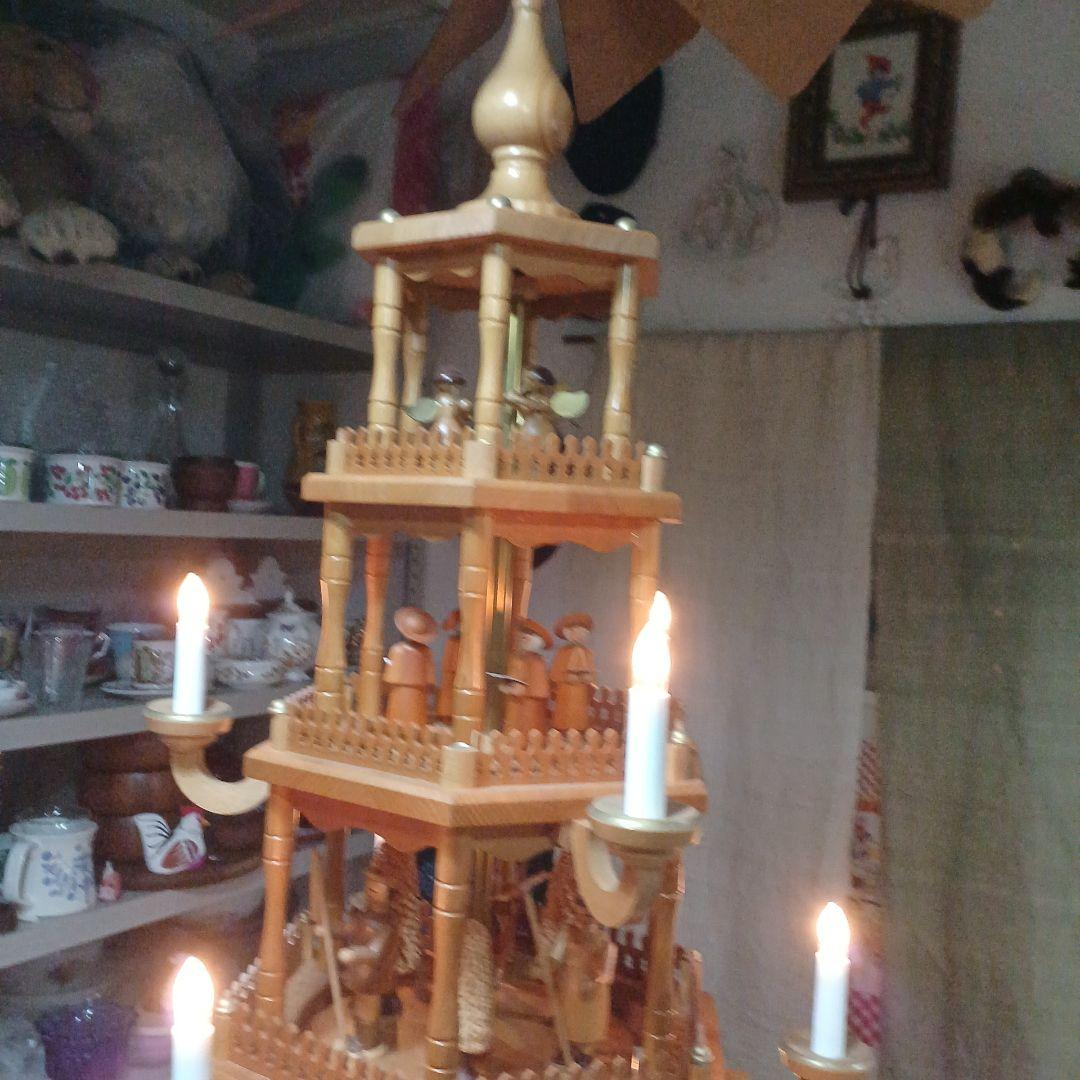 ザイフエン村木製クリスマスピラミッド 高さ130cm幅60cm。