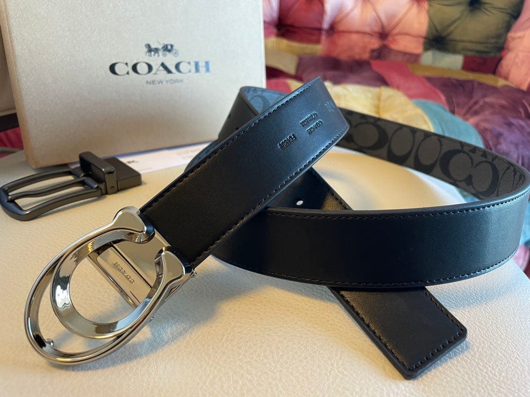 新品COACHシグネチャーフリーサイズリバーシブルベルトギフト箱付き