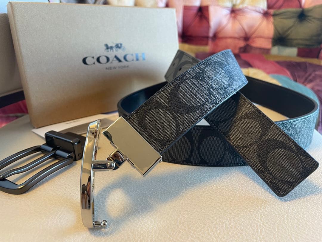 新品COACHシグネチャーフリーサイズリバーシブルベルトギフト箱付き
