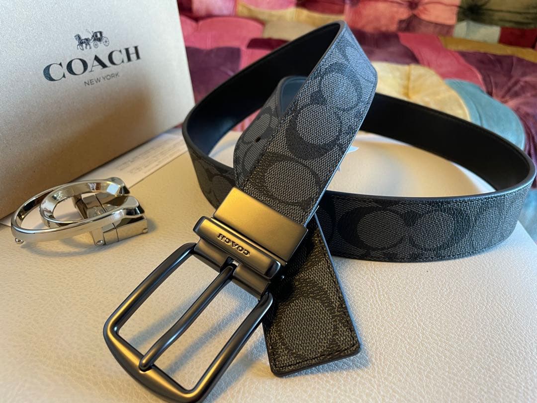 新品COACHシグネチャーフリーサイズリバーシブルベルトギフト箱付き