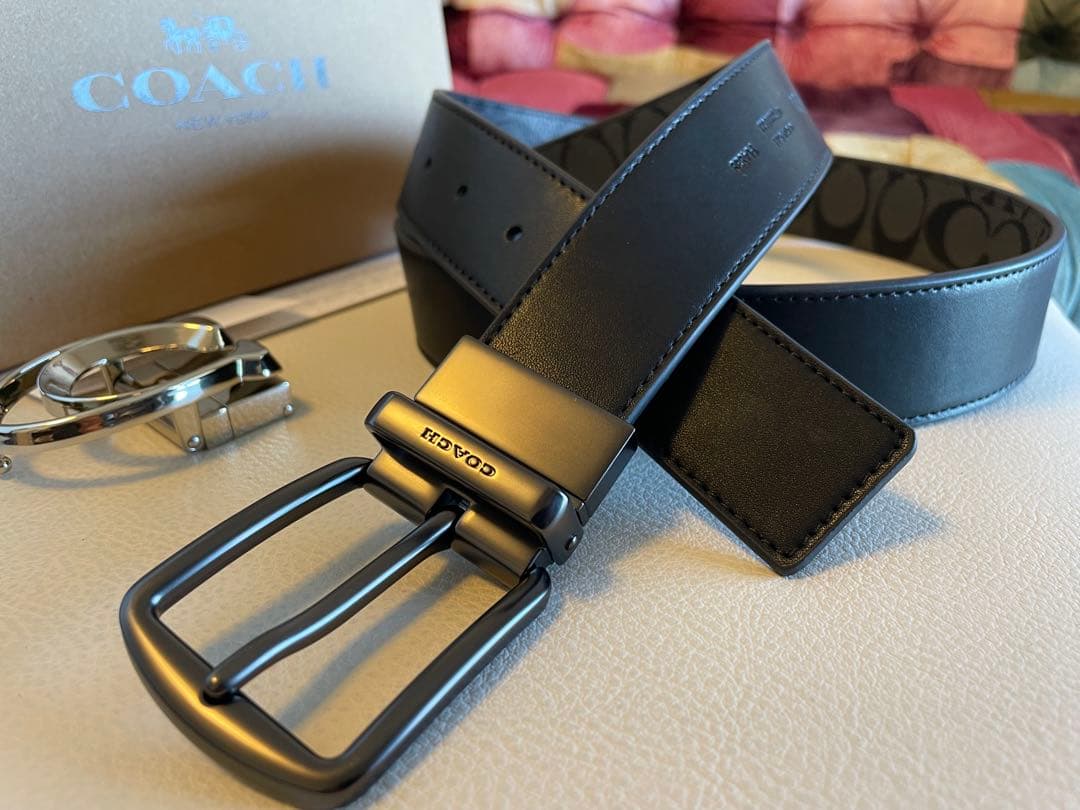 新品COACHシグネチャーフリーサイズリバーシブルベルトギフト箱付き
