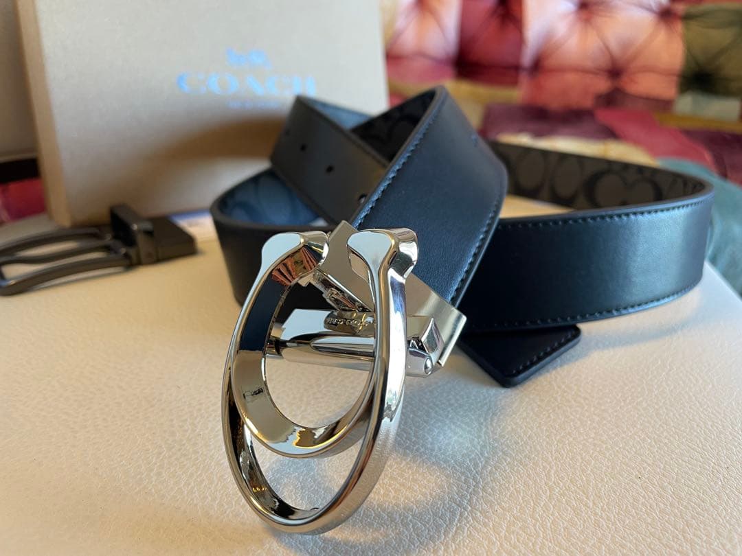 新品COACHシグネチャーフリーサイズリバーシブルベルトギフト箱付き