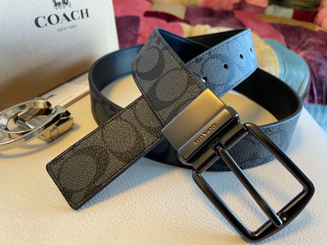 新品COACHシグネチャーフリーサイズリバーシブルベルトギフト箱付き