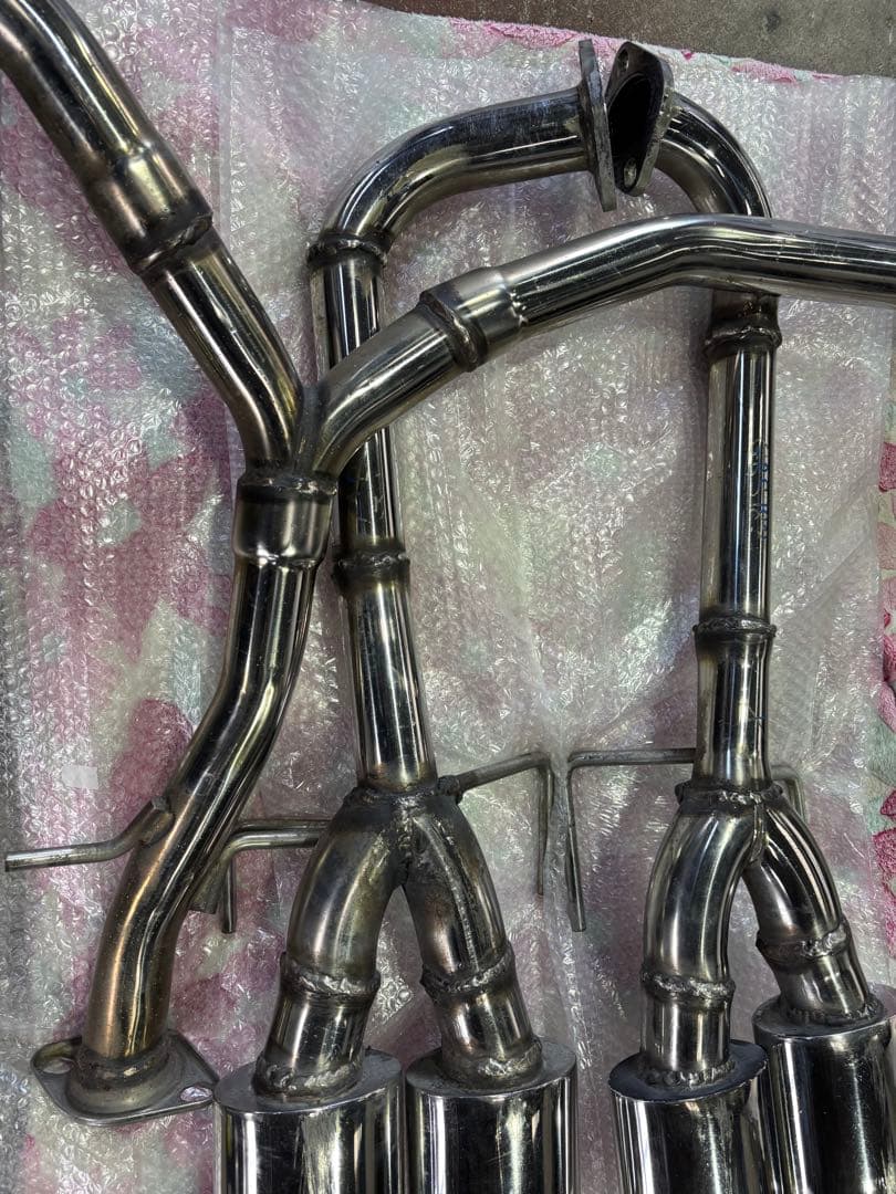 クラウンGRS182 の４本出しストレートマフラー