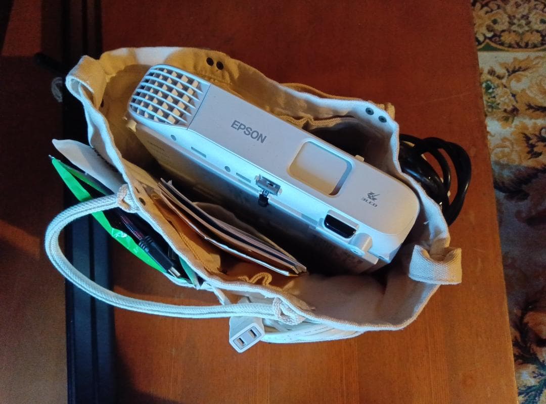 EPSONプロジェクターeb-s05　ランプ時間66ｈ 3200lm