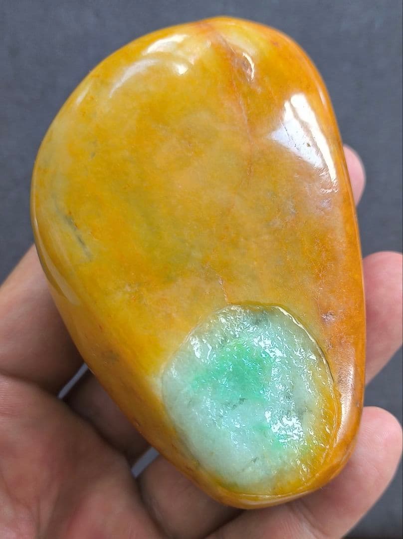 ミャンマー産本翡翠（ジェダイト）の原石（369ｇ）