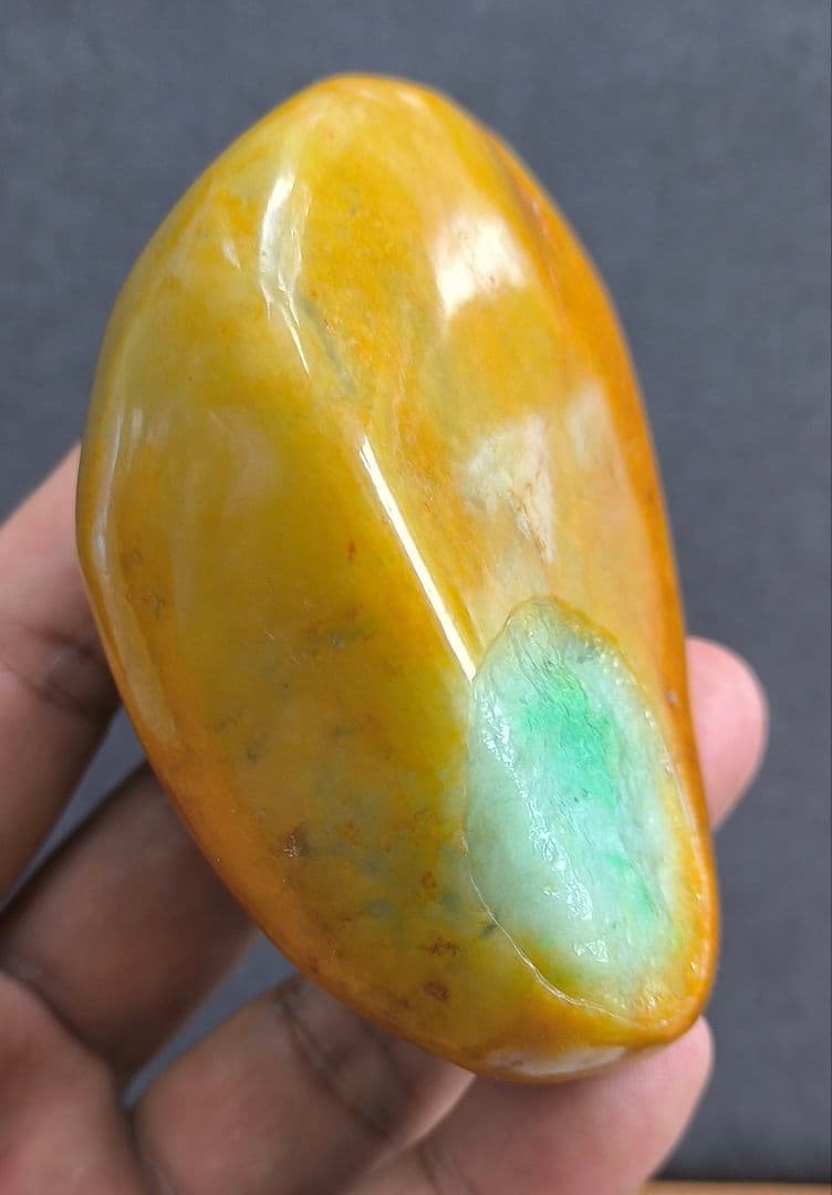 ミャンマー産本翡翠（ジェダイト）の原石（369ｇ）