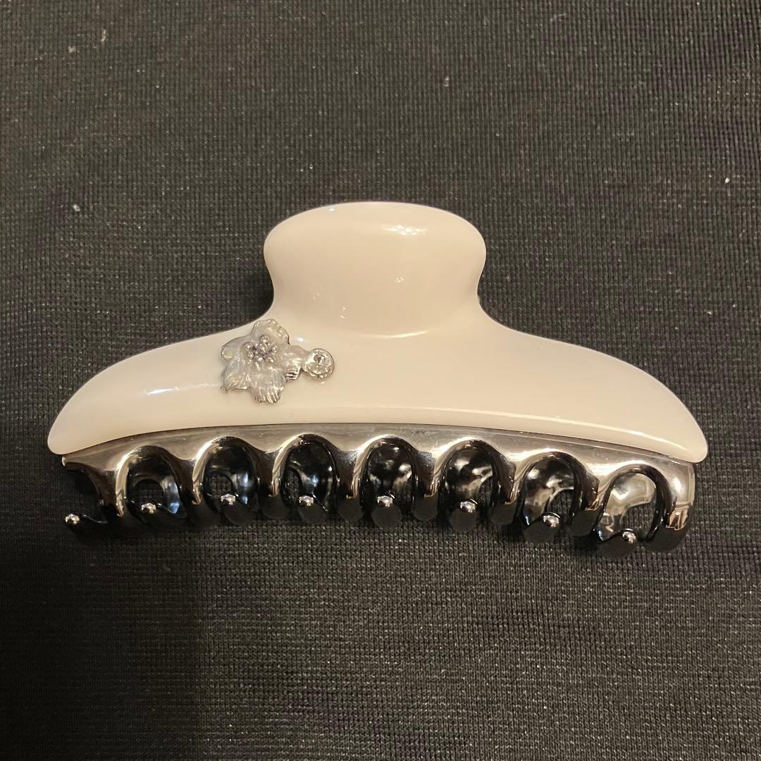 【美品】acca アッカ　ヘアクリップ フラワーモチーフ付　ホワイト　M