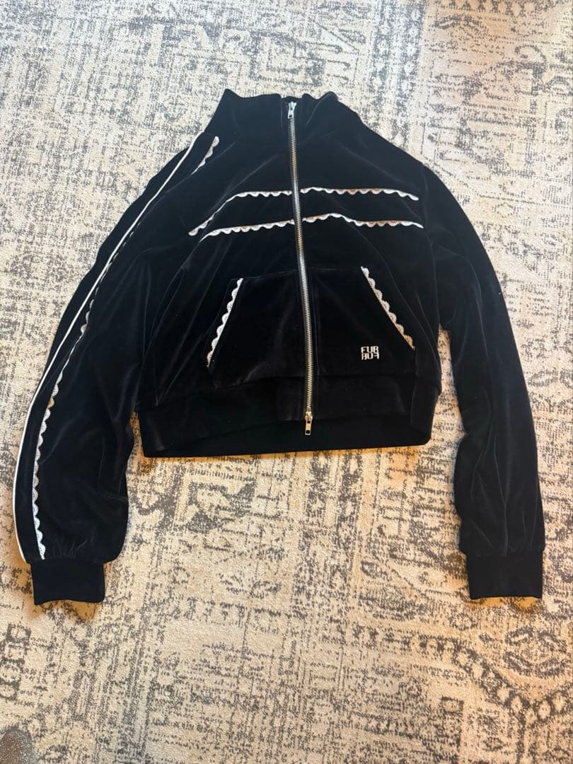 HANA NAOKO着　サイドレースベロアトラックジャケット