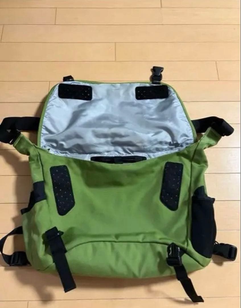 Patagonia ハーフマスバッグ　メッセンジャーバッグ グリーン