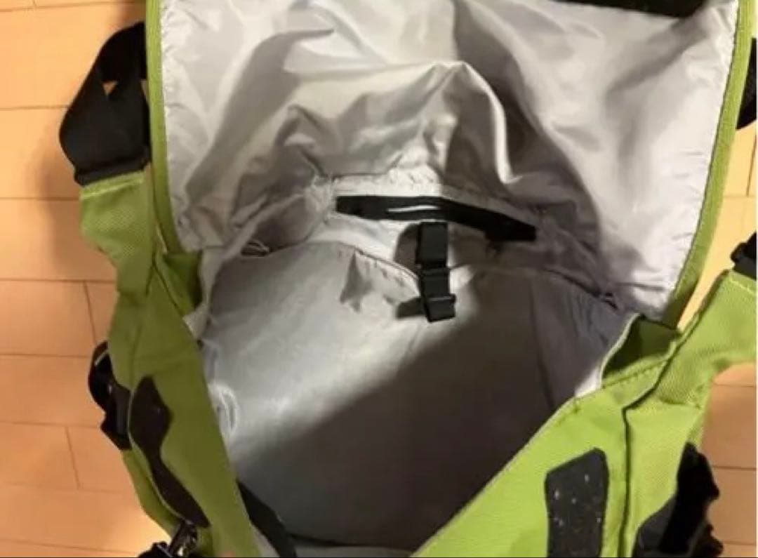 Patagonia ハーフマスバッグ　メッセンジャーバッグ グリーン