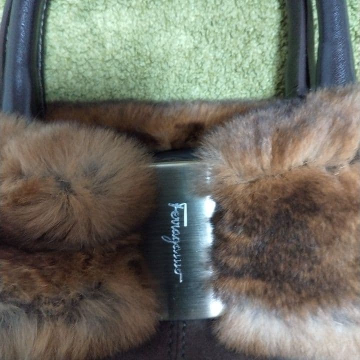 フェラガモ.ファー付きスエードハンドバッグ