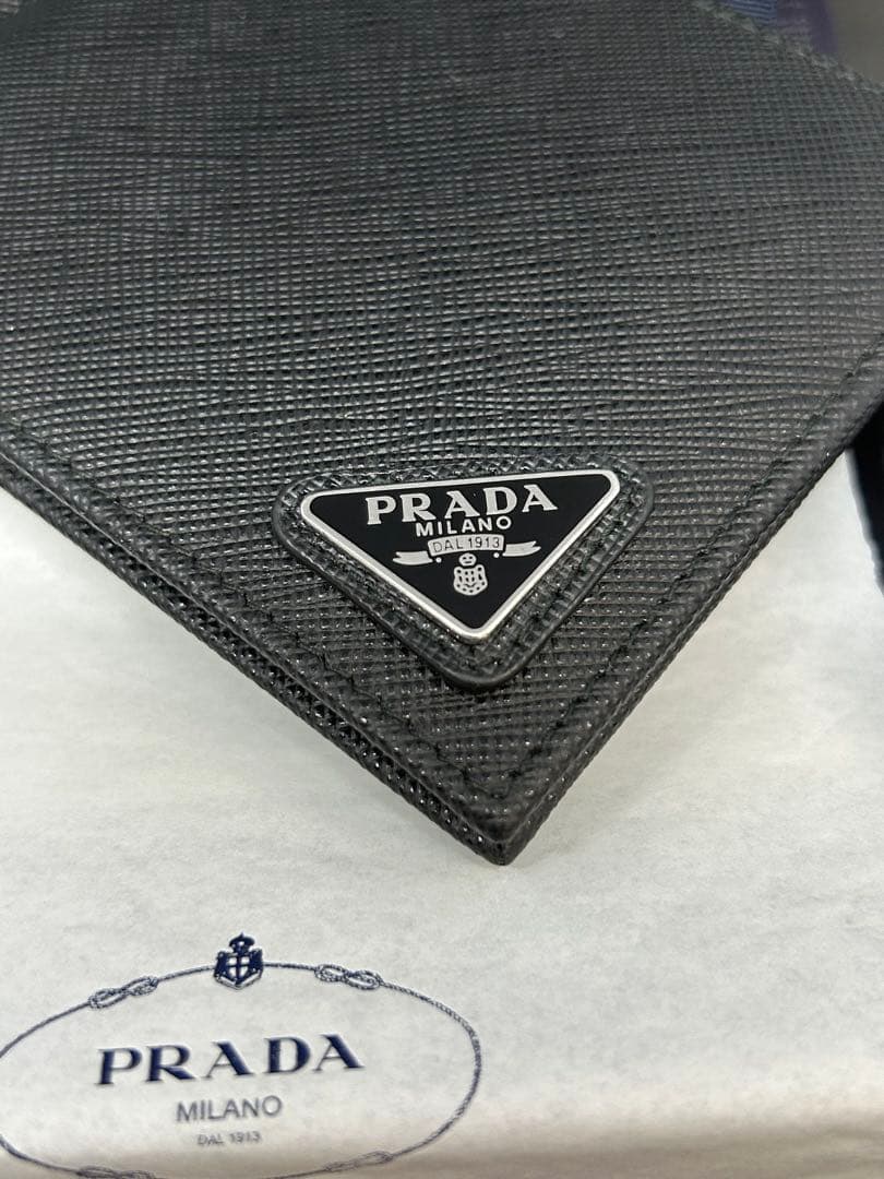 美品　PRADA　マネークリップ付サフィアーノトライアングル 財布 黒