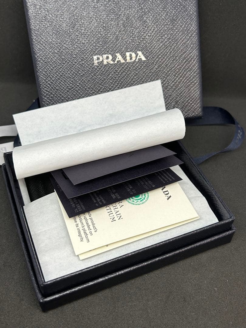 美品　PRADA　マネークリップ付サフィアーノトライアングル 財布 黒