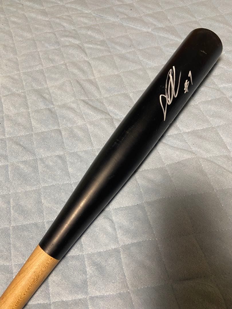 広島カープ鈴木誠也実使用サイン入り硬式木製バット