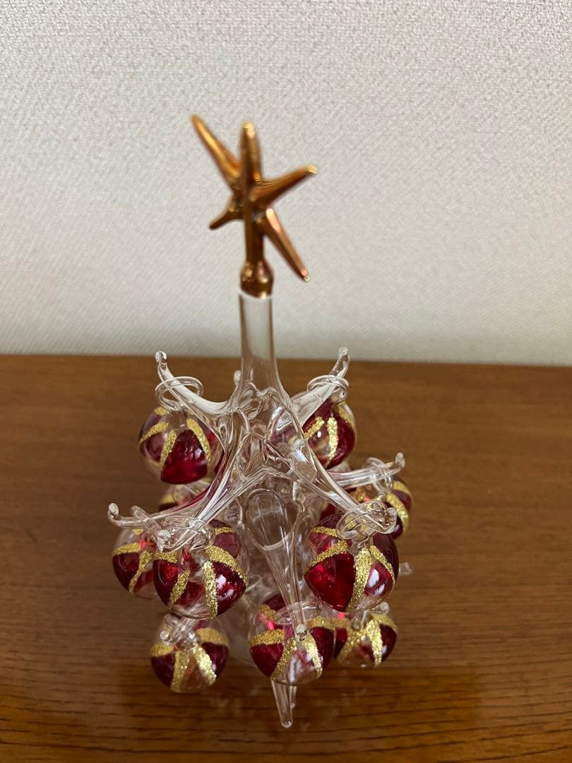 箱根ガラスの森美術館　ガラス　クリスマスツリー金と赤