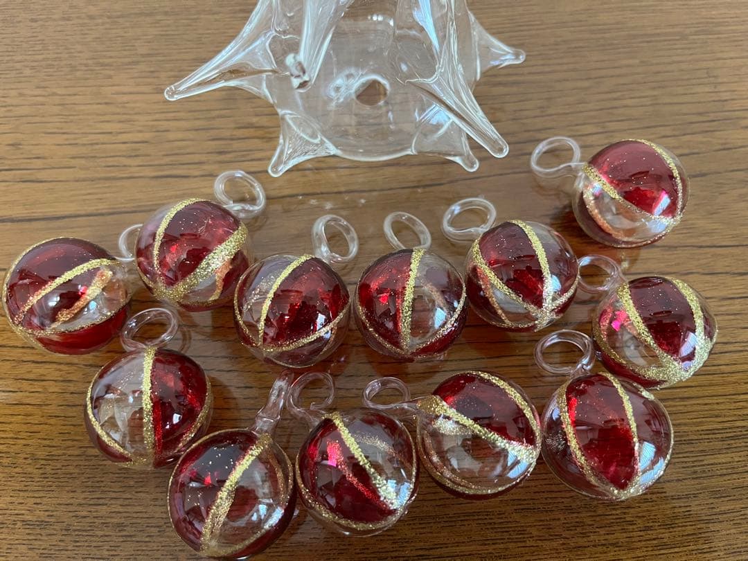 箱根ガラスの森美術館　ガラス　クリスマスツリー金と赤