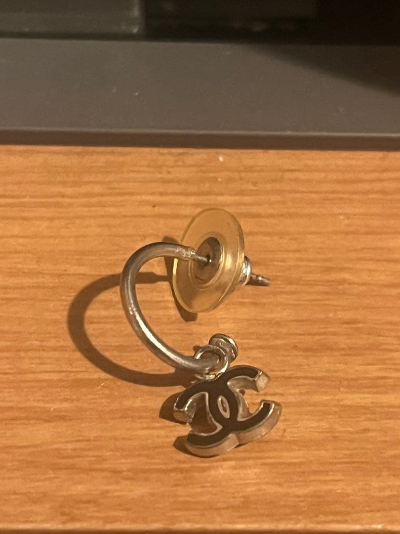 CHANEL シルバー ロゴチャーム ピアス(片耳用)