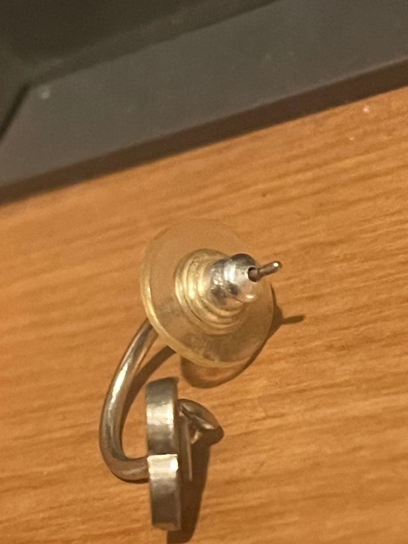 CHANEL シルバー ロゴチャーム ピアス(片耳用)