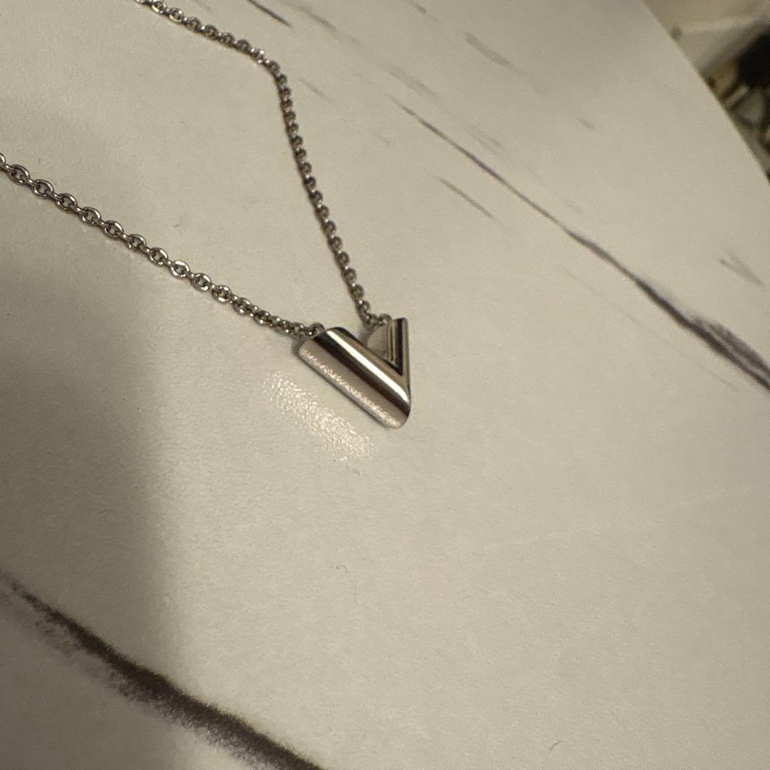 LOUIS VUITTON ルイ・ヴィトン　エセンシャルV シルバー