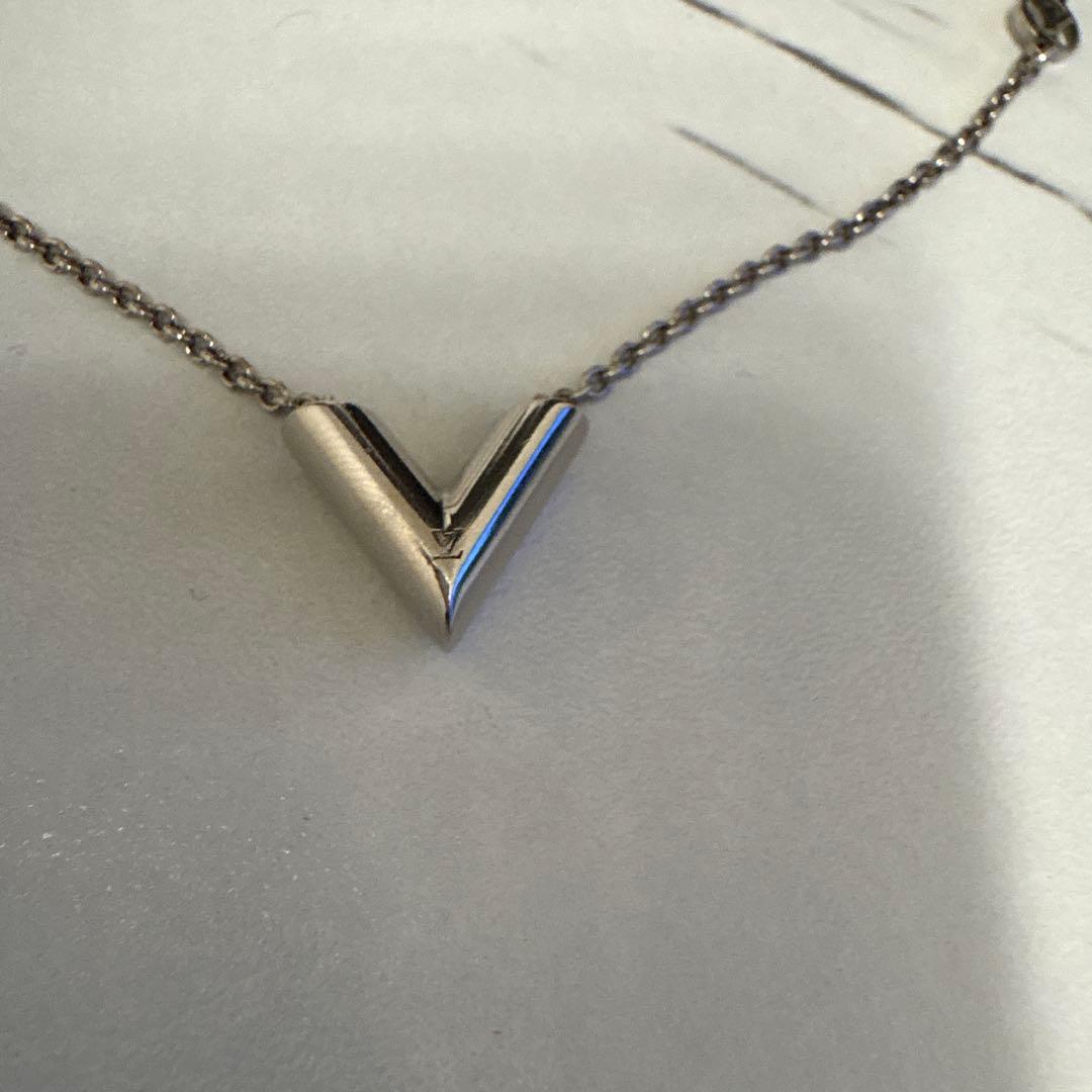 LOUIS VUITTON ルイ・ヴィトン　エセンシャルV シルバー