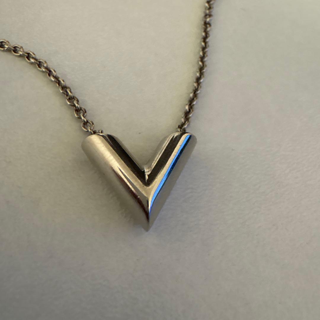 LOUIS VUITTON ルイ・ヴィトン　エセンシャルV シルバー