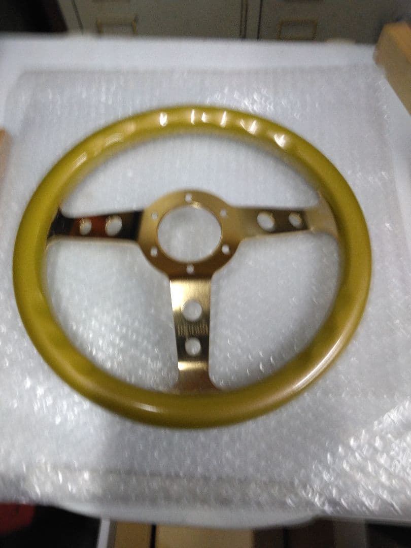 ホワイト/ゴールド 3スポーク ステアリングホイール新古品です。8さん専用です。