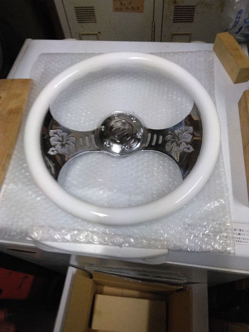 ホワイト/ゴールド 3スポーク ステアリングホイール新古品です。8さん専用です。