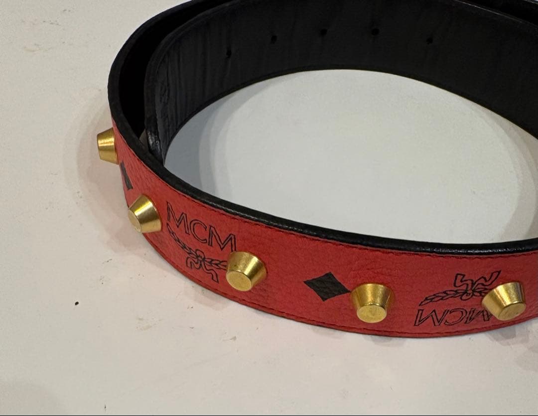 MCM エムシーエム☆ベルト ロゴ柄 ヴィセトス スタッズ　赤　80