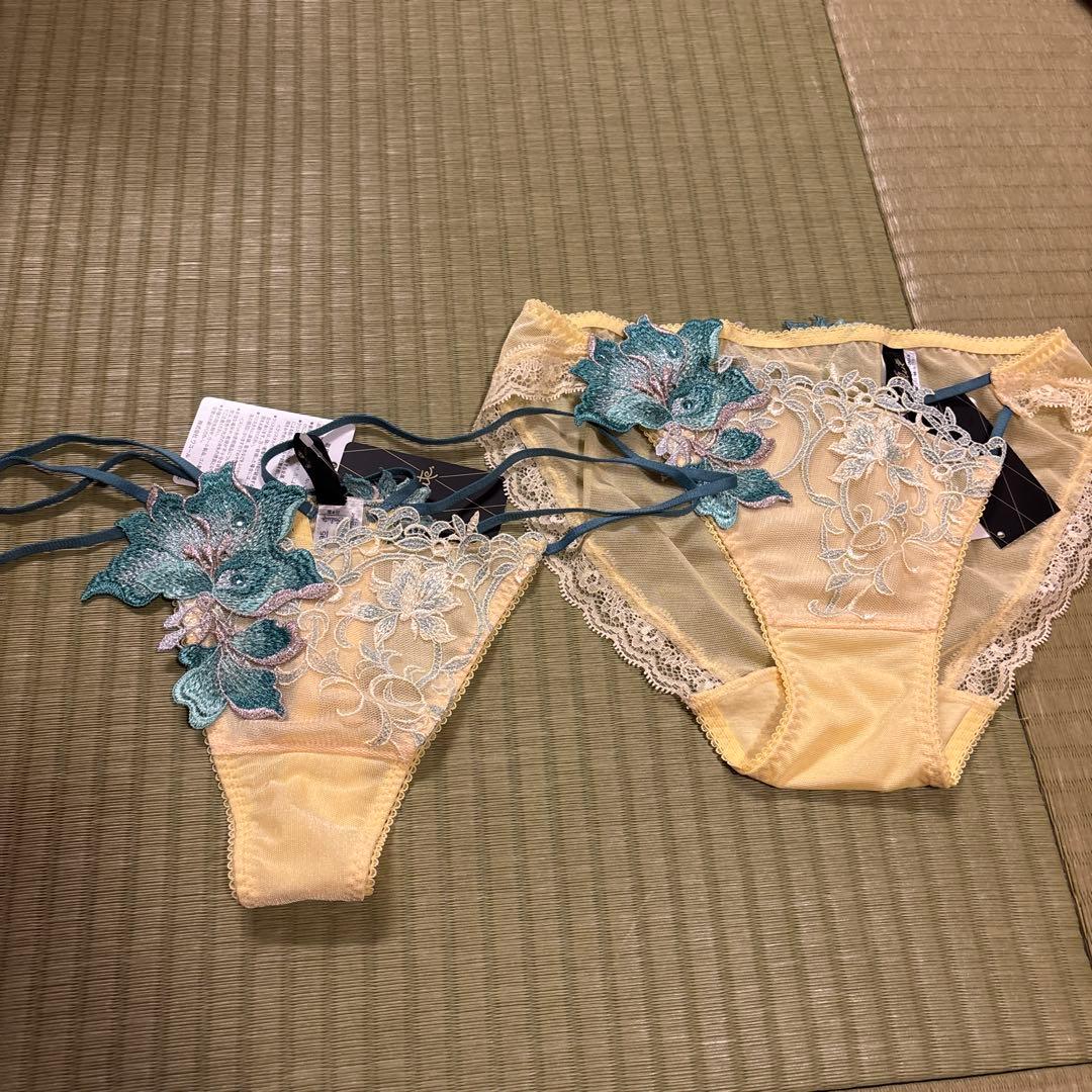 新品　サルート　花柄刺繍ショーツ5枚　キャミソールセット