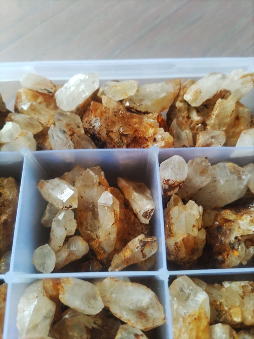 国産水晶、訳あり採掘水晶いろいろパワーストーン大量まとめ売り品分け途中でお得です