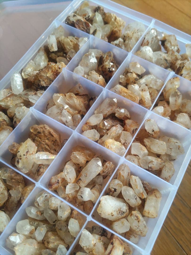 国産水晶、訳あり採掘水晶いろいろパワーストーン大量まとめ売り品分け途中でお得です