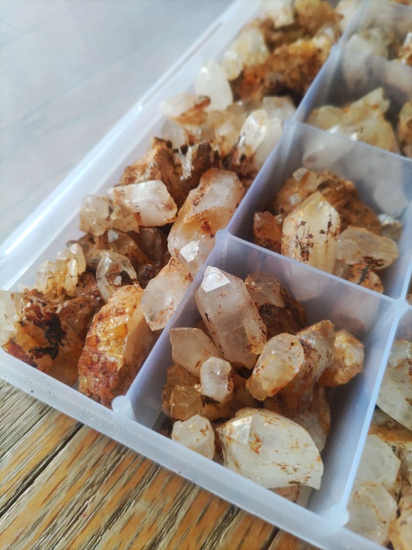 国産水晶、訳あり採掘水晶いろいろパワーストーン大量まとめ売り品分け途中でお得です