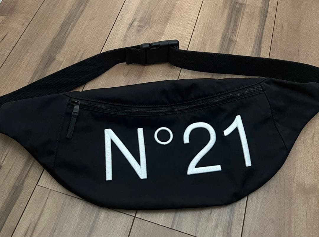 N°21 ブラック ボディバッグ・ウエストポーチ