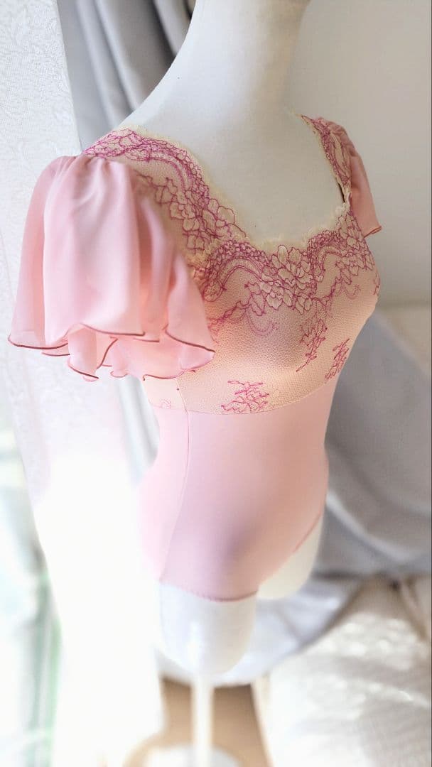 Ｓ～Ｍ／桃の花が咲いたようなピンク、ゴージャスなお袖のプリンセス娘役レオタード