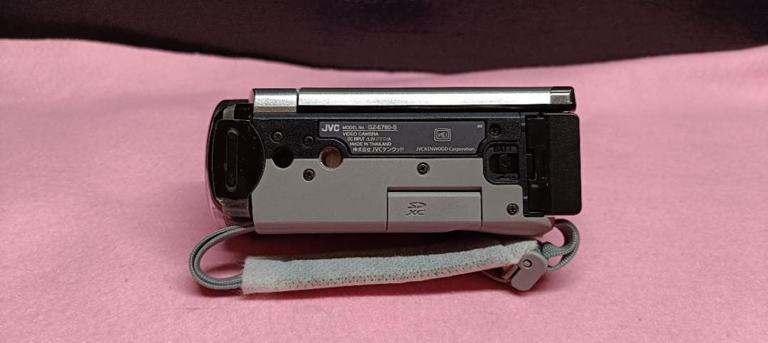 Y【中古品】JVCケンウッド　ビデオカメラ　Everio GZ-E780 銀色