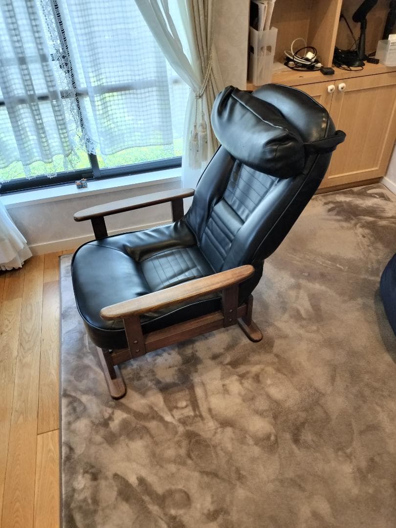 軽量コンパクト設計で360度回転とリクライニング機能が付いた高座椅子