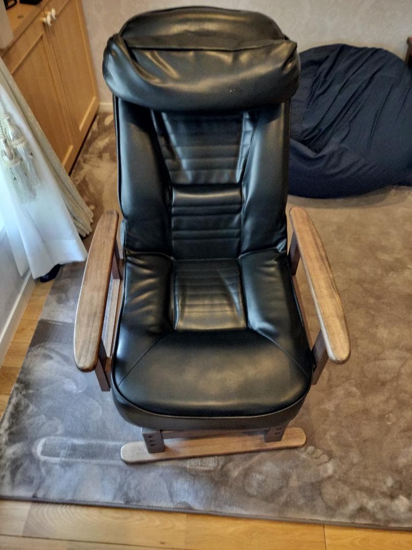 軽量コンパクト設計で360度回転とリクライニング機能が付いた高座椅子