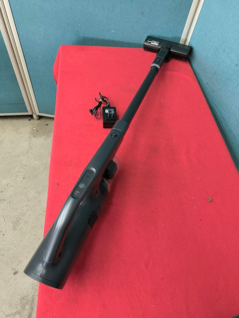 2022年製美品　パナソニック 軽量コードレス 掃除機 　 MC-SB32J