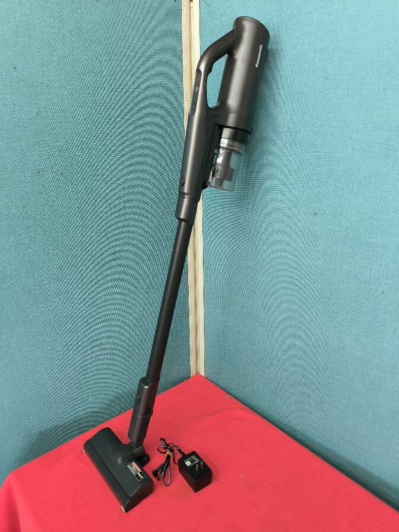 2022年製美品　パナソニック 軽量コードレス 掃除機 　 MC-SB32J